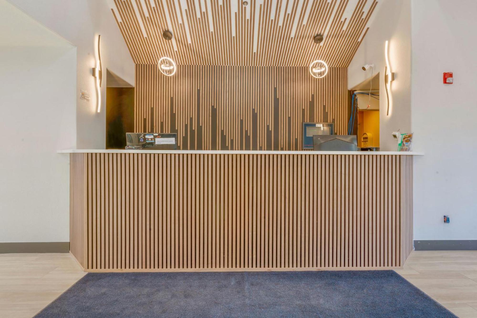 Days Inn By Wyndham Торнтън Екстериор снимка