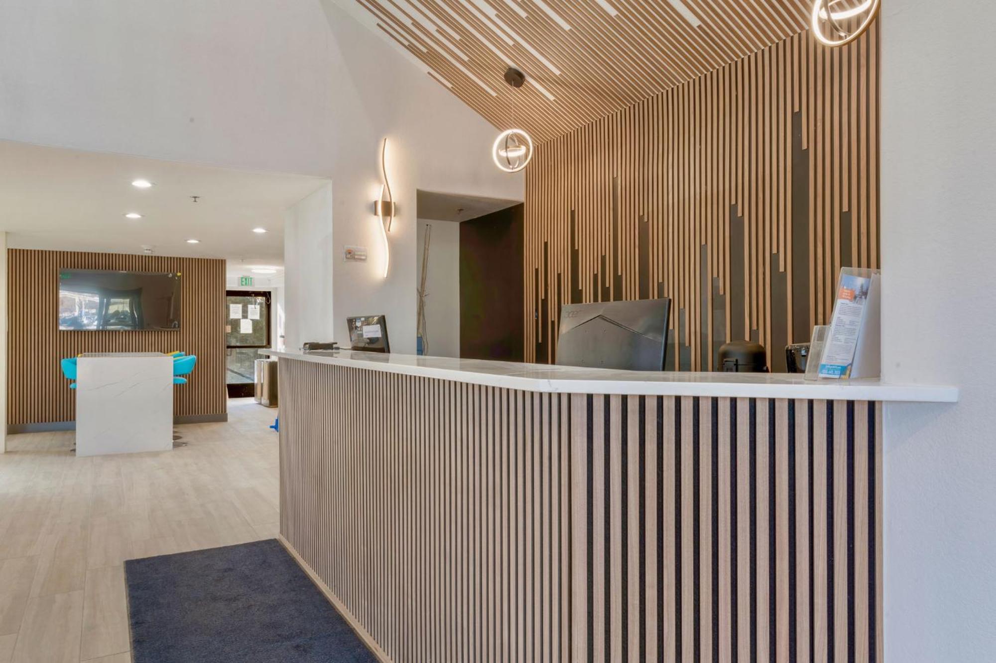 Days Inn By Wyndham Торнтън Екстериор снимка